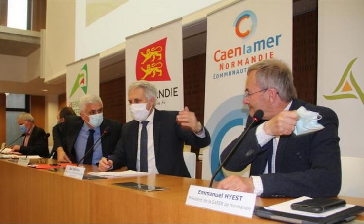 Emmanuel Hyest (président de la Safer de Normandie), Joël
Bruneau (président de la communauté urbaine Caen la Mer),
Hervé Morin (président de la Région Normandie), Jean-Yves Heurtin
(président de la Chambre d’agriculture du Calvados) et Jean-
Louis Belloche (vice-président de la Chambre régionale d’agriculture
de Normandie).