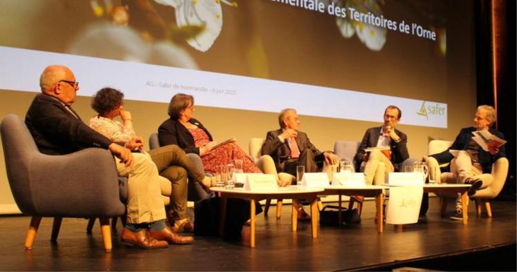 La table ronde sur le sujet « Souveraineté alimentaire et biodiversité » s'est déroulée lors de l'assemblée générale de la Safer à Argentan, jeudi 8 juin.