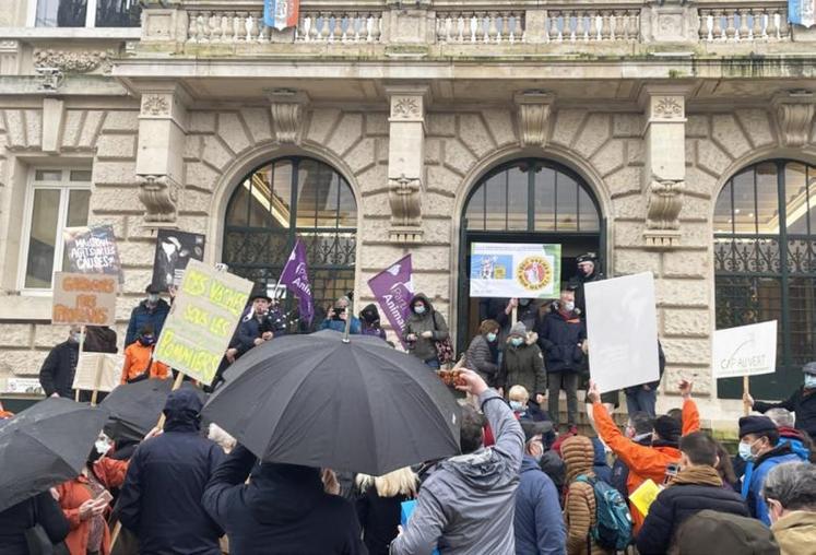 Près de 200 personnes étaient rassemblées, samedi
6 février, sous les fenêtres de la mairie de Vernon, pour s'indigner contre l'extension de la ferme d'Houlbec-Cocherel.