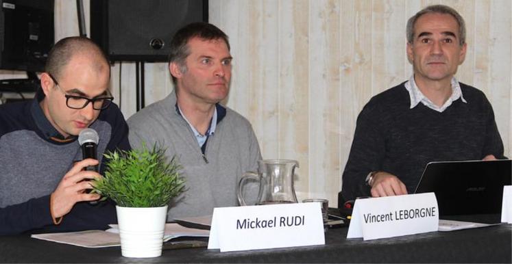 « 50 % des agriculteurs ont plus de 50 ans alors comment attirer les
jeunes dans notre réseau », s’est interrogé Vincent Leborgne, président de la fédération des Cuma Seine Normande (au centre), dans
son rapport moral.