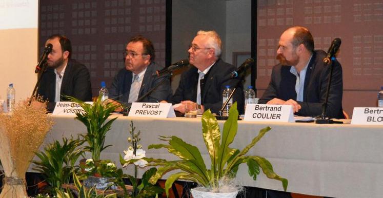 Au centre, Pascal Prevost, président de la coopérative de
teillage du plateau du Neubourg.