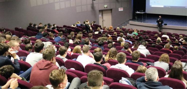 Lundi 13 décembre, 250 élèves ont assisté à la projection du documentaire « Un lien qui nous élève », au lycée du Robillard.