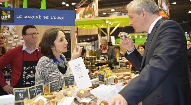 L’actuel ministre de l’Économie et des Finances, Bruno le
Maire, avec Myriam Duteil, sur le stand Normandie lors du SIA 2017.