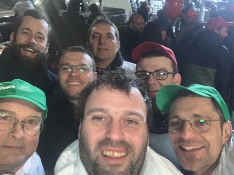 Les agriculteurs de l'Eure, emmenés par son président, passent la nuit sur place. " L'idée initiale, c'était de maintenir la pression avant l'ouverture du salon."