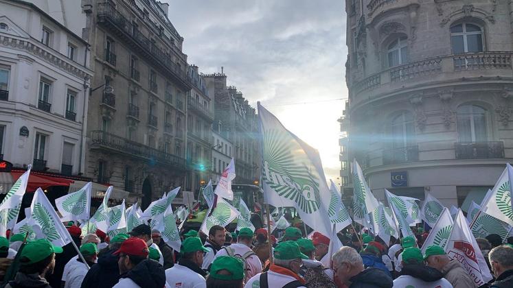 Un mois après les premières mobilisations, les agriculteurs ont manifesté vendredi dernier à Paris, à l'ouverture du Salon de l'agriculture.