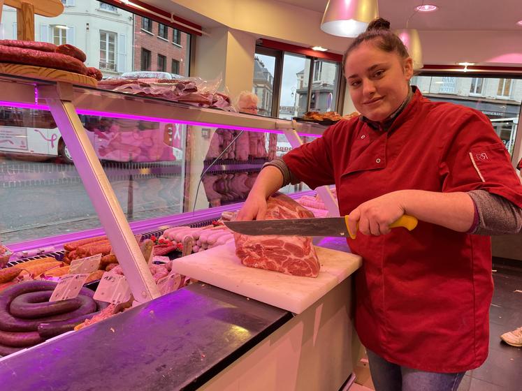 Mélissandre Lehoulle, 23 ans, étudiante au CFA du Val de Reuil, participe pour la deuxième fois au concours de boucherie inter-régions. Elle sera sous les feux des projecteurs, lundi 26 février, au Salon international de l'agricuture, sur le ring porcin (Hall 1), en compagnie de Yann Le Gall, boucher et Quentin Dauplet, apprenti boucher.