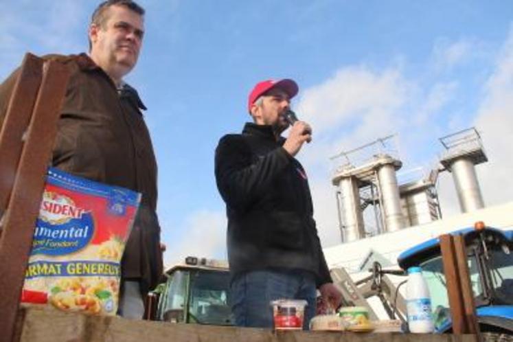 Un litre de lait payé 0,4 € au producteur et revendu 1,20 € au consommateur : une belle culbute pour le géant lavallois. Encore mieux avec le râpé Président : 5 €.