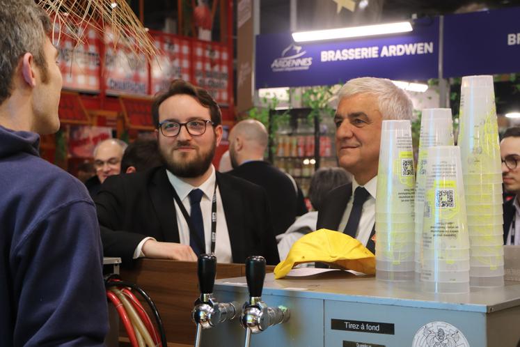 Hervé Morin a parcouru le stand de l'Eure avec Alexandre Rassaërt, président du Département. Un arrêt a notamment eu lieu à la brasserie 27.