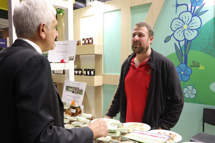 Hervé Morin a pu discuter avec les producteurs comme ici en plein échange avec la Ferme du Vièvre, élevage eurois qui a mis en avant les difficultés face au manque d'infrastructures telles que l'abattoir de proximité. " C'est le nerf de la guerre. Quand il disparaît, on ne peut plus rien faire. C'est dommage quand on prône le local ", relève l'éleveur.