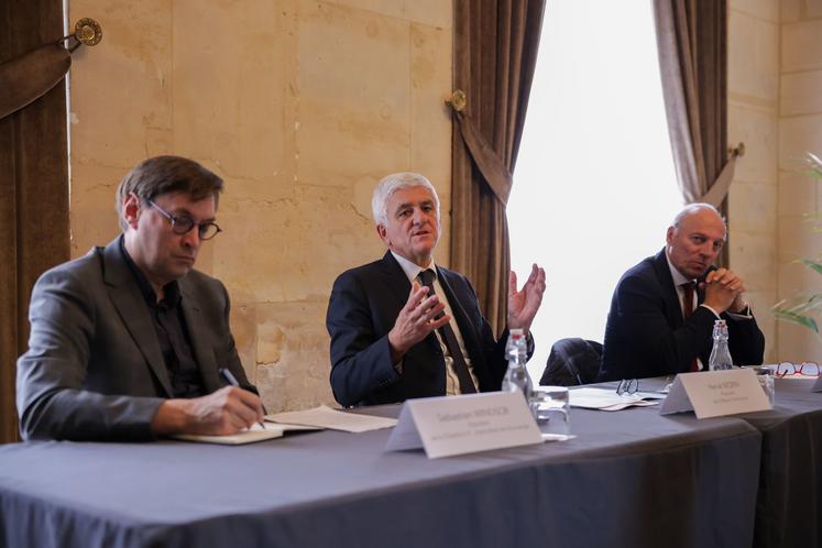 Hervé Morin (président de la Région Normandie) et Sébastien Windsor (président des Chambres d'agriculture de Normandie) ont tenu une conférence de presse au sujet des conditions de développement des unités de méthanisation en présence d'Hubert Dejean de la Bâtie (vice-président de la Région Normandie, chargé de la transition environnementale et énergétique).