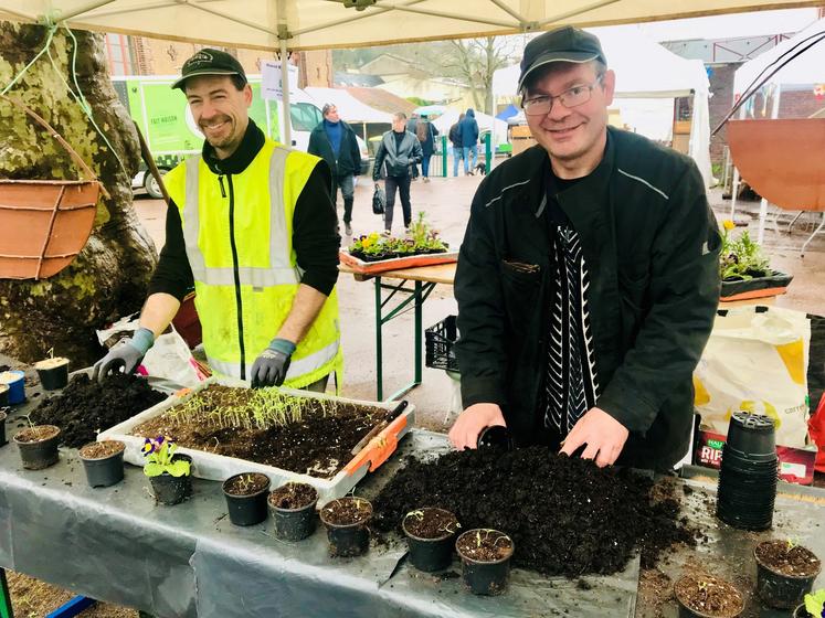 Les agents des services techniques ont offert des plants de tomates cerises.