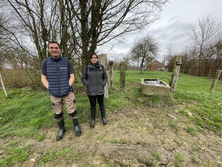 Nicolas Féret, éleveur, et Katia Aleixandre, technicienne GDS, près d'un abreuvoir à hauteur pour éviter les contaminations d'autres animaux.