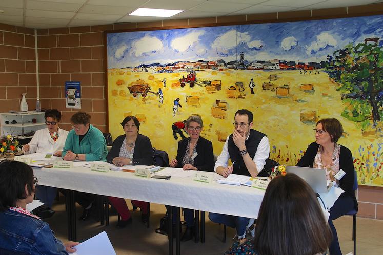 Mathieu Poirier et Béatrice Hoogterp (à droite) de l'antenne de Bernay de la Chambre d'agriculture ont animé les débats.