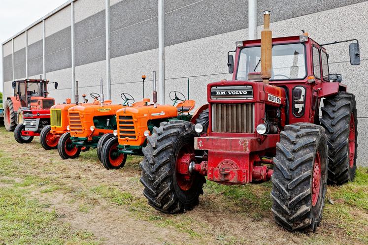Plus d'une dizaine de vieux tracteurs ont été exposés.