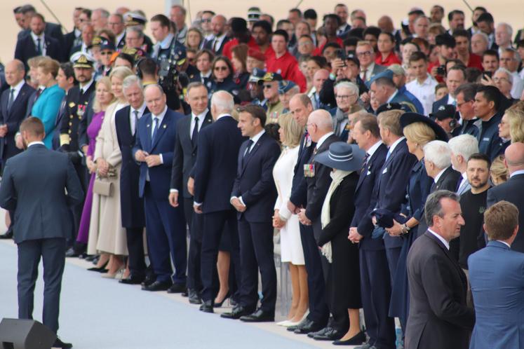 Volodymyr Zelensky, président ukrainien, a été acclamé par la foule lors de son arrivée, au bras de son épouse Olena Zelenska, et pendant le discours d'Emmanuel Macron.