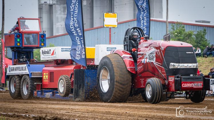 Les tracteurs doivent essayer d'atteindre les cent mètres.