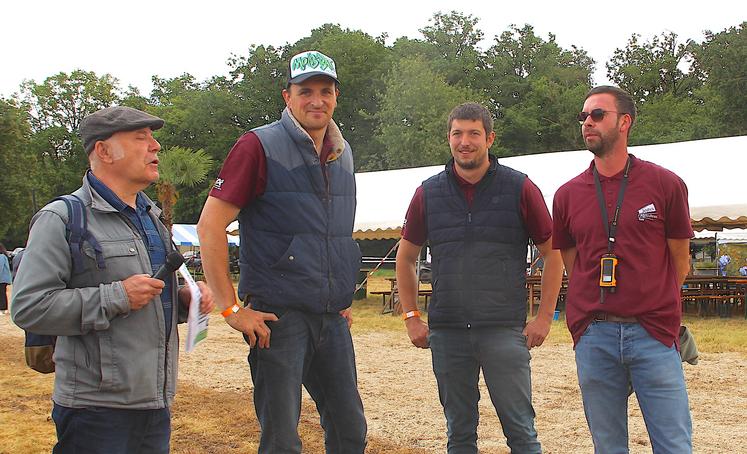 Les forces vives de ce festival au côté du speaker officiel. La cheville ouvrière de ce rendez-vous a remercié les bénévoles : "ce sont eux qu'il faut applaudir".