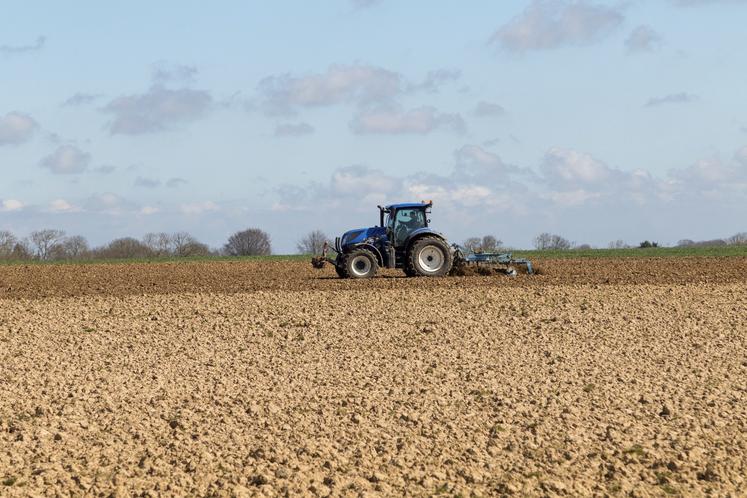 Depuis 2011, toutes machines et engins de travail ou " non-routier " comme les tracteurs agricoles ou les engins de chantiers doivent remplir leur réservoir avec du GNR.