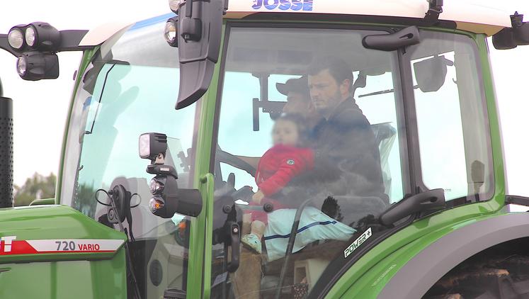 ...ou bien encore baptême en tracteur. Les 22 et 23 juin à Mesnils-sur-Iton ; de nouvelles vocations sont peut-être nées.