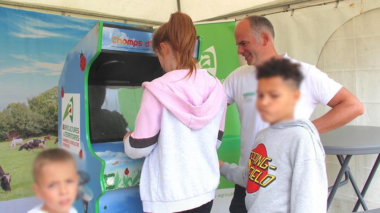 La quasi-totalité des OPA (Organisation Professionnelle Agricole) a joué le jeu. Sur le stand de la Chambre on a remis l'agriculture sur la place du village.