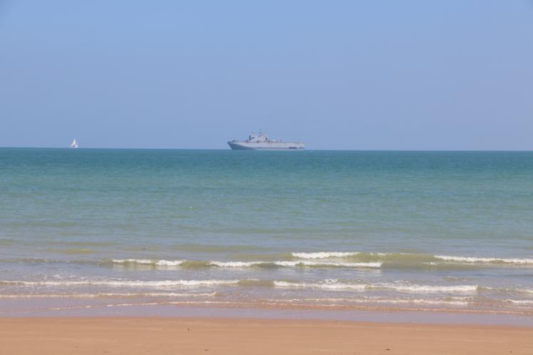 Au large, plusieurs navires de la Marine nationale surveillaient et protégeaient la zone maritime sous un ciel bleu.