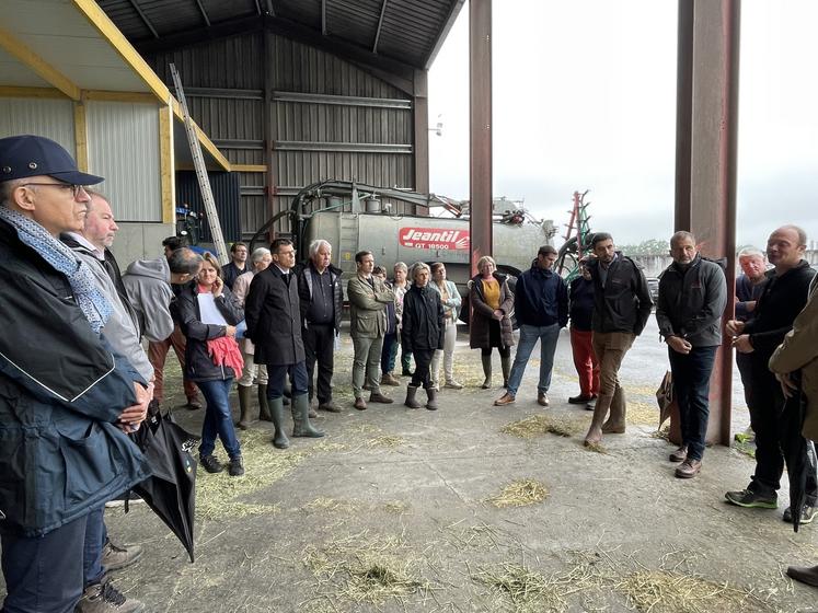 Une trentaine de participants a pu découvrir les ombrières installées chez Yoann Bizet avant de poursuivre la session à la mairie de Saint-Ouen-des-Besaces.