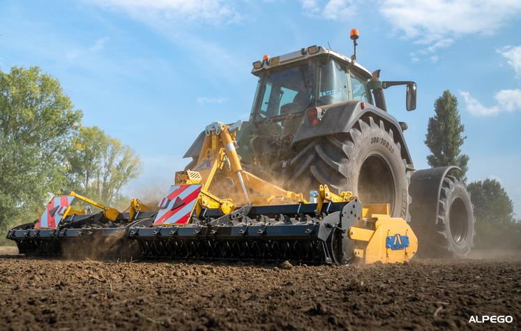 Herse rotative repliable DTEK Plus d'Alpego avec tracteur Fendt Vario