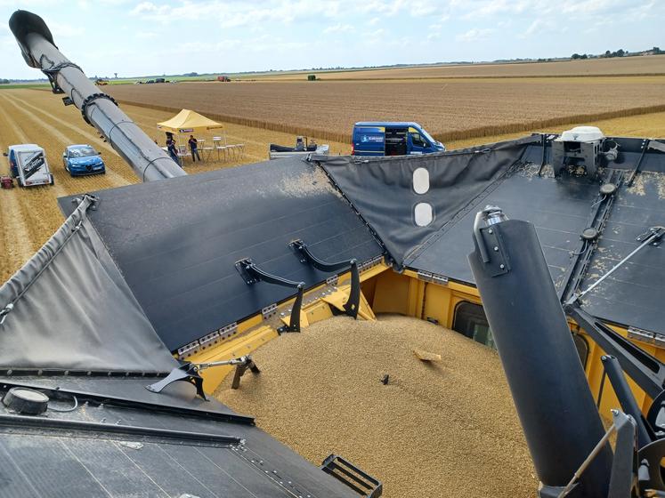 Elle est dotée d'une trémie de 20 000 l.