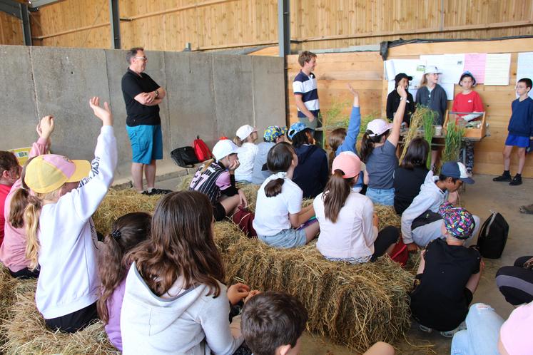 La classe de CM2 de Mickaël Gorrity a présenté ses travaux de groupe à Stéphane Vacher et Jules Figereu, agriculteurs.