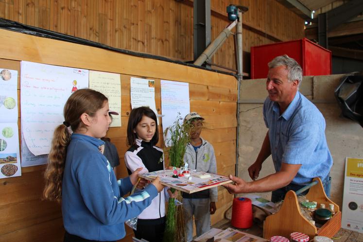 Un groupe d'élèves a présenté un jeu de l'oie sur le thème  de l'agriculture.