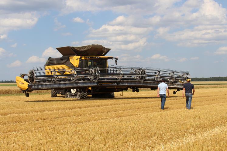 Le démotour de la moissonneuse batteuse CR11 s'est poursuivi dans l'Eure, près du Neubourg, sur le secteur du concessionnaire Blanchard Agriculture.