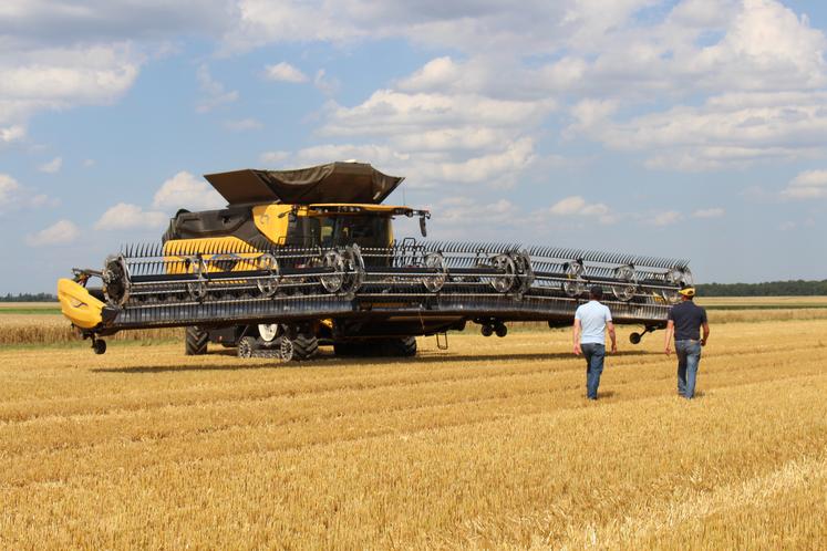 Le démotour de la moissonneuse batteuse CR11 s'est poursuivi dans l'Eure, près du Neubourg, sur le secteur du concessionnaire Blanchard Agriculture.