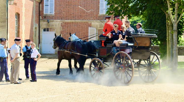 Les cavaliers du concours complet ont fait le tour du Haras en calèche.