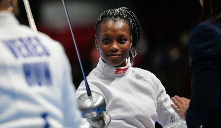 Clémence Delavoipière participe aux jeux paralympiques en individuel et par équipes dans 3 disciplines : l'épée, le sabre et le fleuret.