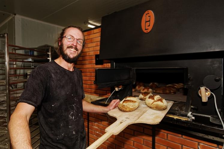 Mattias fait cuire le pain le mardi et le vendredi.