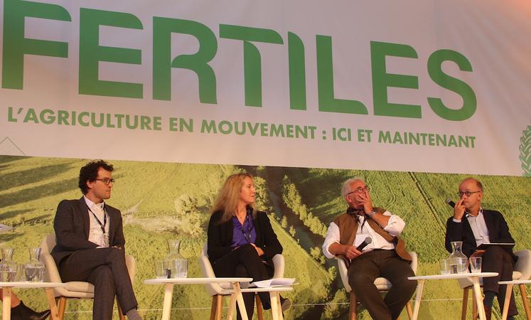 "Une décision comme l'interdiction des néonicotinoïdes peut mettre une filière en danger. On assiste à trop de débats dogmatiques. Les analyses ne sont pas toujours très scientifiques", a dénoncé Pascal Prévost, président de la Coopérative de Teillage du Neubourg, président du comité technique lin d'Arvalis et président de la promotion du lin à l'Alliance du lin et du chanvre européens.