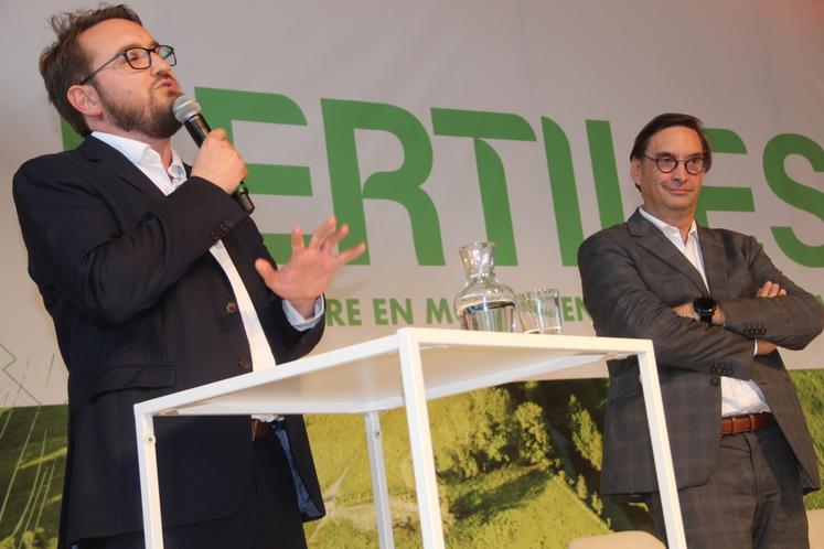 "Avec Fertiles, on veut montrer une image différente de l'agriculture au grand public, une agriculture qui innove, qui est consciente des enjeux environnementaux et qui se modernise au quotidien", a insisté Alexandre Rassaërt. "La décroissance nous conduit dans le mur alors oui, on va continuer à produire plus et produire mieux", lui a emboîté Sébastien Windsor.