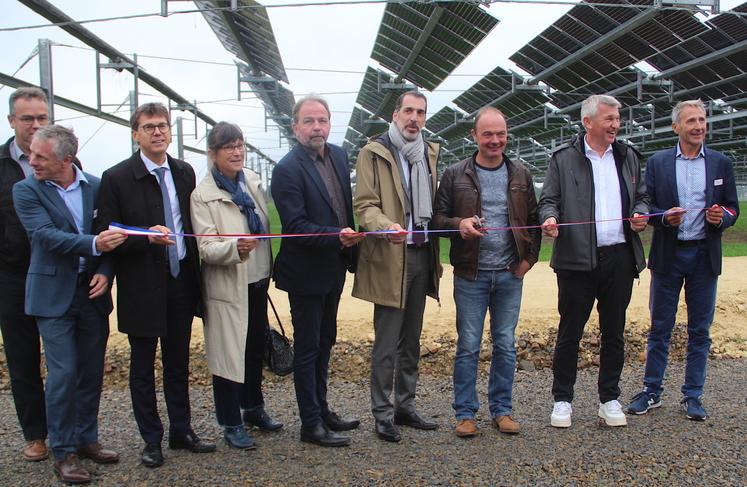 Yoann Bizet aux ciseaux : "on va arriver à produire de l'électricité et continuer à produire, voire plus, de fourrage en partie basse". Et Jean-Yves Heurtin (président de la Chambre d'agriculture du Calvados) d'abonder : "il faut défendre ce projet d'expérimentation sinon on va se faire dépasser par les développeurs qui ont moins de scrupules. Ici, on est dans quelque chose de raisonné et raisonnable qui apporte une vraie valeur ajoutée à un territoire et ses citoyens".