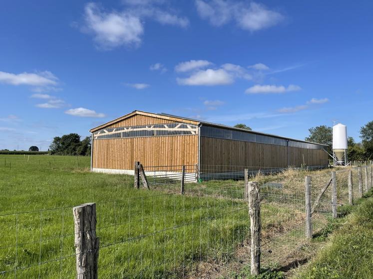 Avec le bois, l'intégration paysagère est parfaite. Aucune levée de boucliers dans le voisinage au cours de ce projet de construction d'une porcherie.