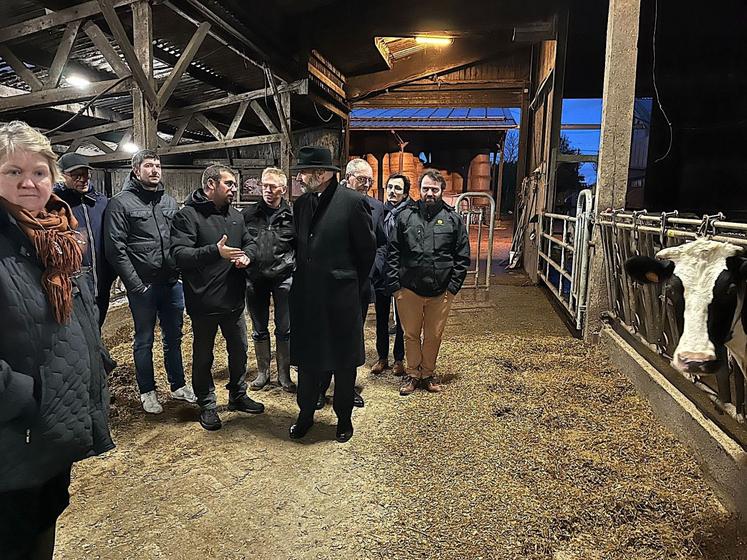 Cette première visite terrain a permis à Charles Giusti de toucher du doigt les problématiques grandes cultures (en bio et conventionnel) chez Samuel Feugère et élevage chez Nicolas Romain.