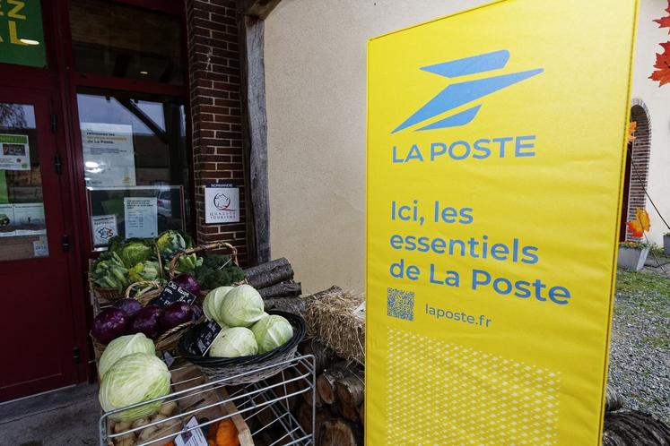 En plus des légumes et la viande, les clients peuvent acheter des timbres, des colis et faire des recommandés.