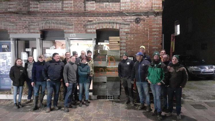 Après une courte entrevue, les agriculteurs ont construit un mur devant la permanence de la députée Levavasseur.