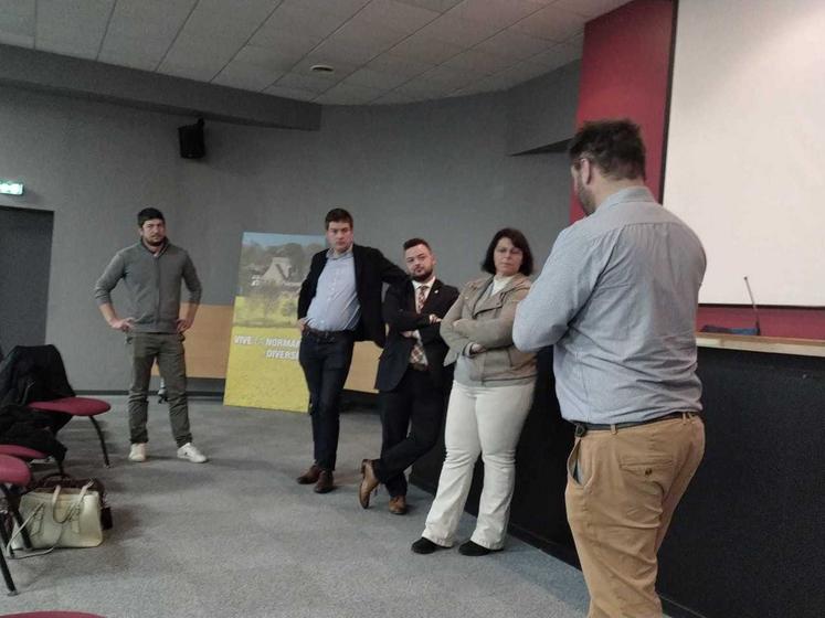 Romain Loiseau, président des JA 27, Thimothée Houssin, Kévin Mauvieux et Catherine Loir, députés RN, Amaury Levesque, président de la FNSEA 27.