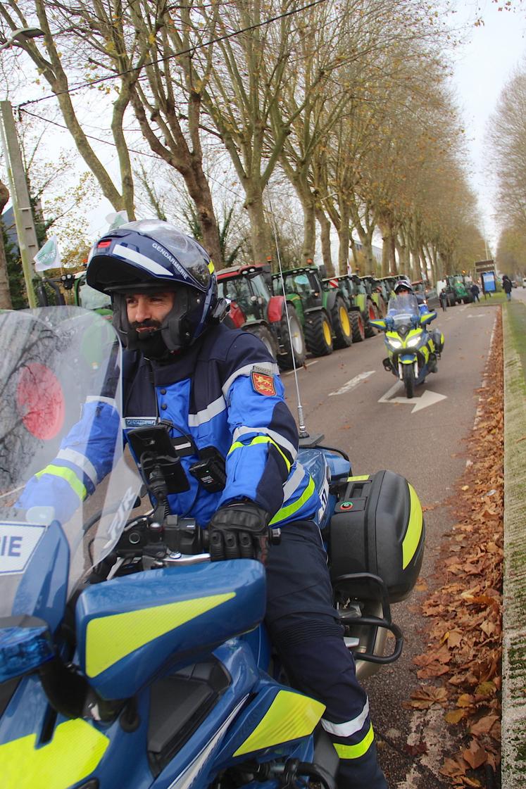 Une cinquantaine de tracteurs, escortée par la Gendarmerie Nationale pour des raisons de sécurité, a convergé des 4 coins du département vers la DDTM.