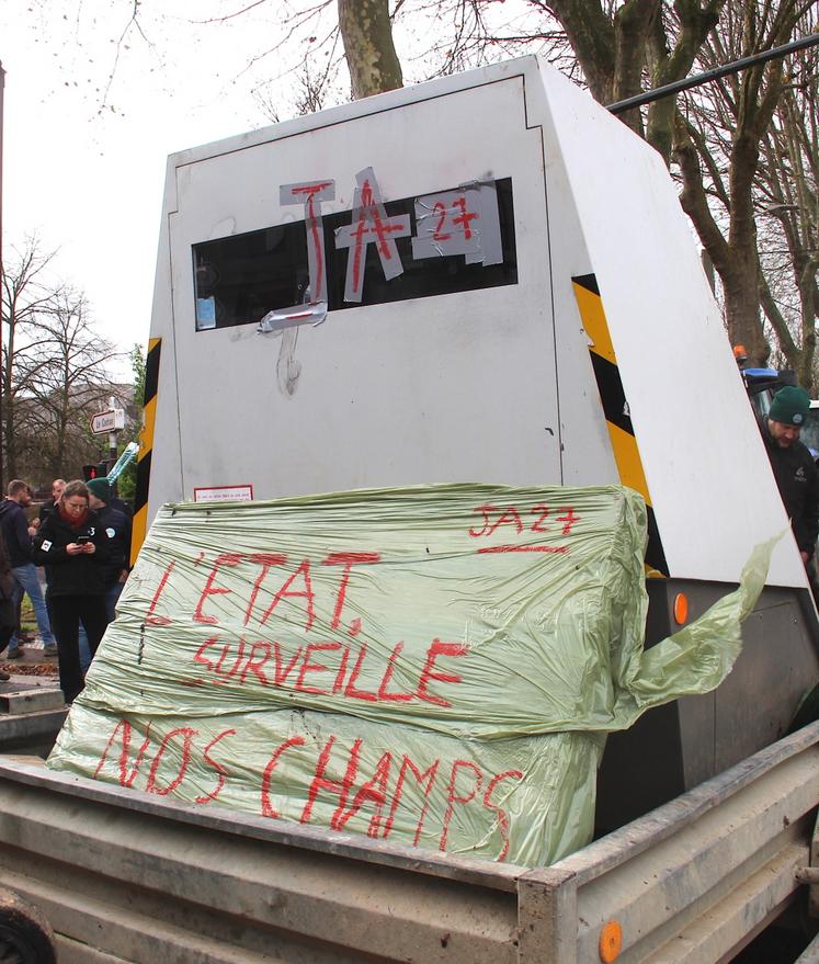 Avec le plus grand soin, des radars mobiles ont été acheminés pour mettre sous surveillance l'administration. La confiance n'empêche pas le contrôle.