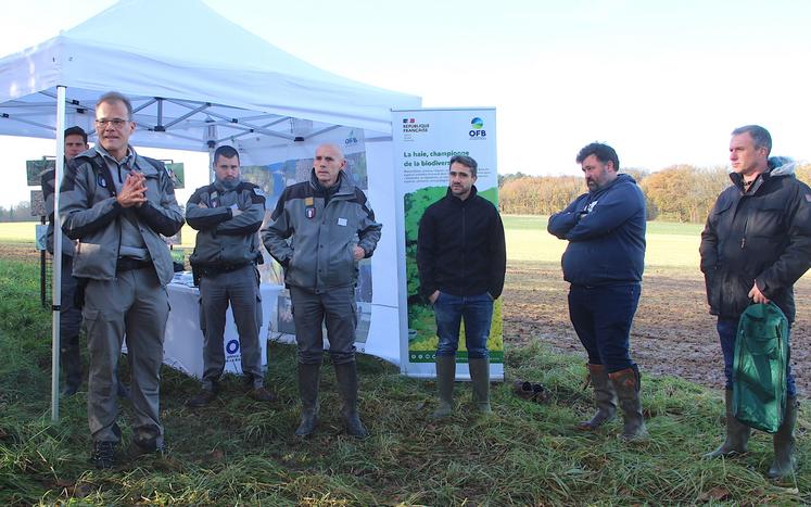 Une séance pédagogique et sans tension avec les agents de l'OFB sur le terrain. Il n'a pas été question que de haie. La mare, les dégâts de gibier, la biodiversité et la régulation de la faune sauvage figuraient également au menu.