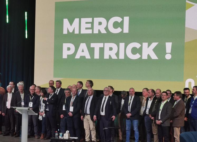 Tous les collaborateurs ont tenu à remercier Patrick Aps pour son attention et son écoute à leurs égards. Il a reçu la médaille du travail Grand or des mains du président Antoine Declercq.