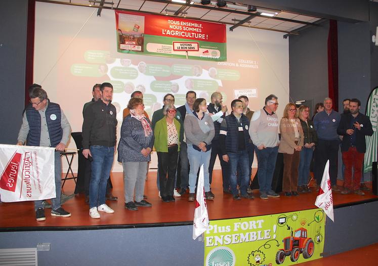 Autour d'Amaury Levesque et Romain Loiseau. "On ne s'agite pas une fois tous les 6 ans, ce n'est pas notre façon de faire, nous sommes au travail tous les jours, tous les ans. Les élections représentent une échéance capitale en termes de représentativité mais, quoi qu'il en soit, nous serons toujours demain au côté des agricultrices et des agriculteurs", s'accordent les présidents de FNSEA 27 et JA 27.