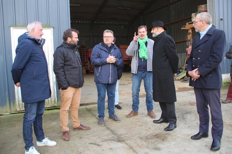 Depuis le 18 novembre, date de sa prise de fonction, le préfet de l'Eure a labouré le terrain agricole notamment à Ecauville et Bourneville. Il souhaite privilégier un dialogue étroit et constructif avec la profession.