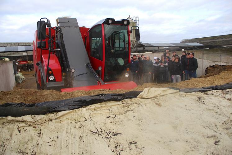 La gamme de mélangeuse automotrice Vulcan offre le plus gros volume de stockage parmi les machines en simple vis (jusqu'à 20 m3). Elle permet un chargement rapide tout en conservant une haute qualité de mélange.